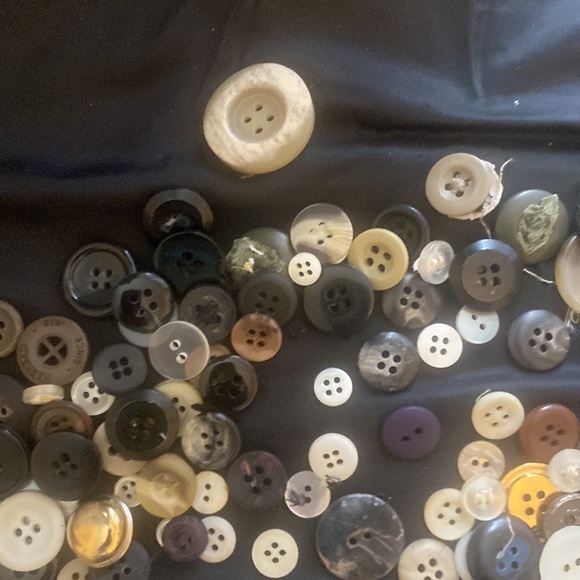 Over 100 buttons - Picture 3 of 5